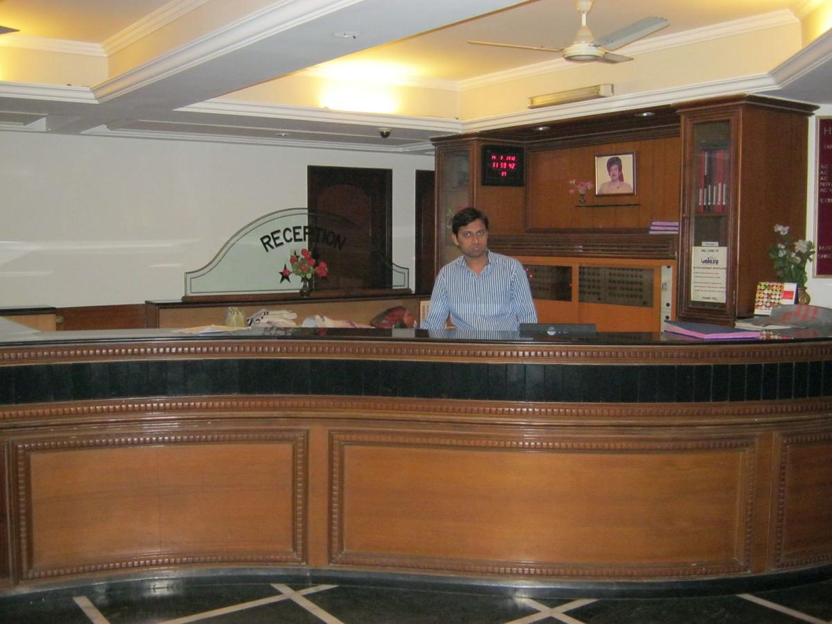 Hotel Galaxy Surat Zewnętrze zdjęcie