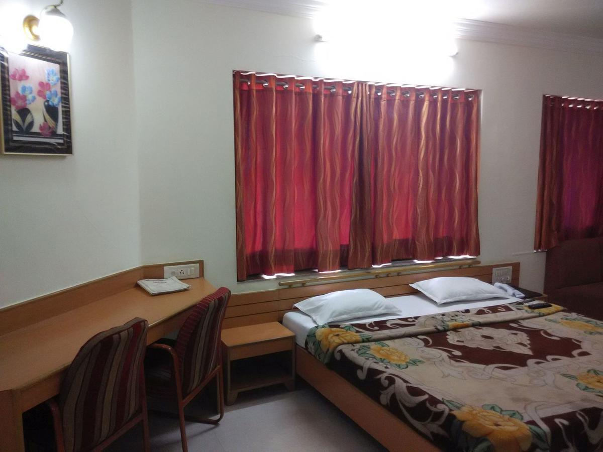 Hotel Galaxy Surat Zewnętrze zdjęcie